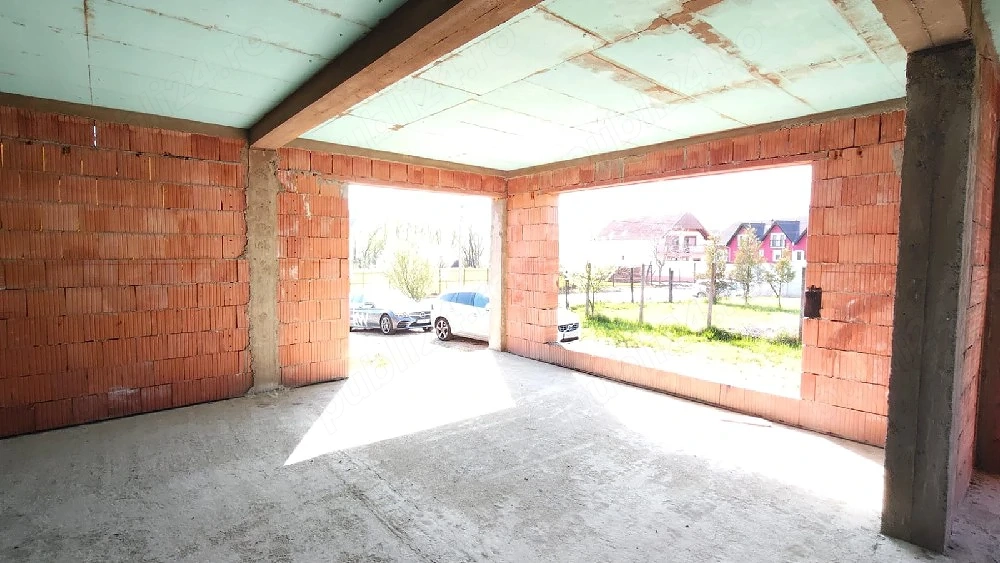 Casă la roșu de vânzare 