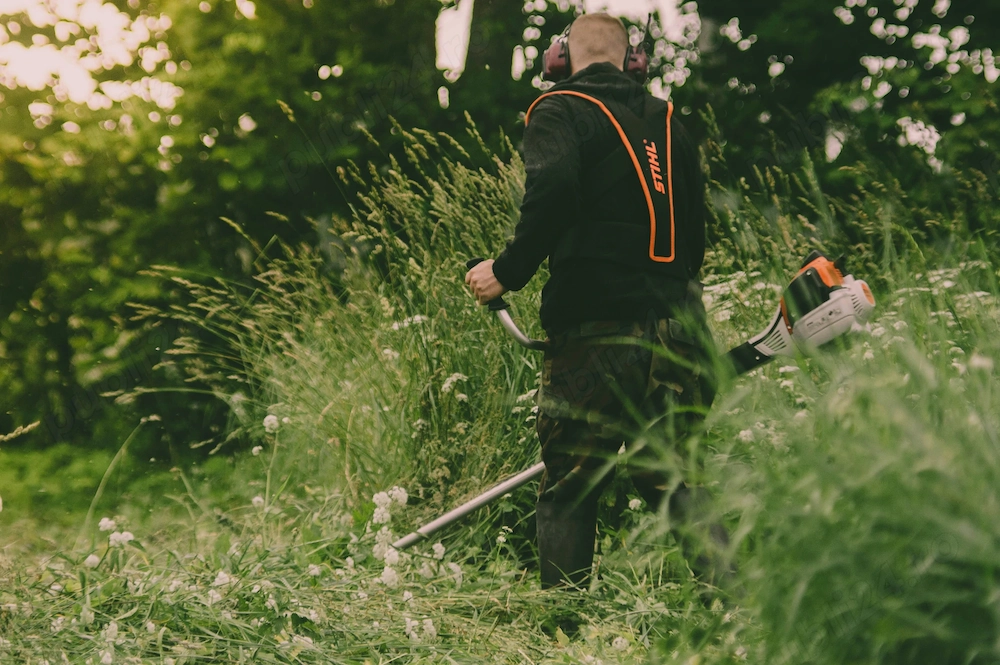 Tuns iarbă cu motocoasa | Pâncota, Ineu și împrejurimi | Curți, grădini, terenuri