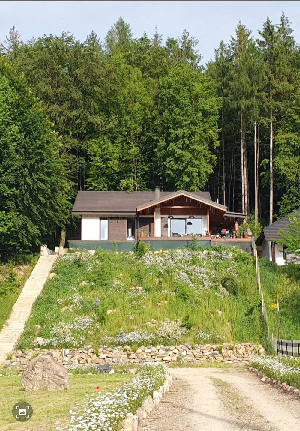 Casa de vanzare la munte cu 5 camere + living si bucatarie (open space) + teren