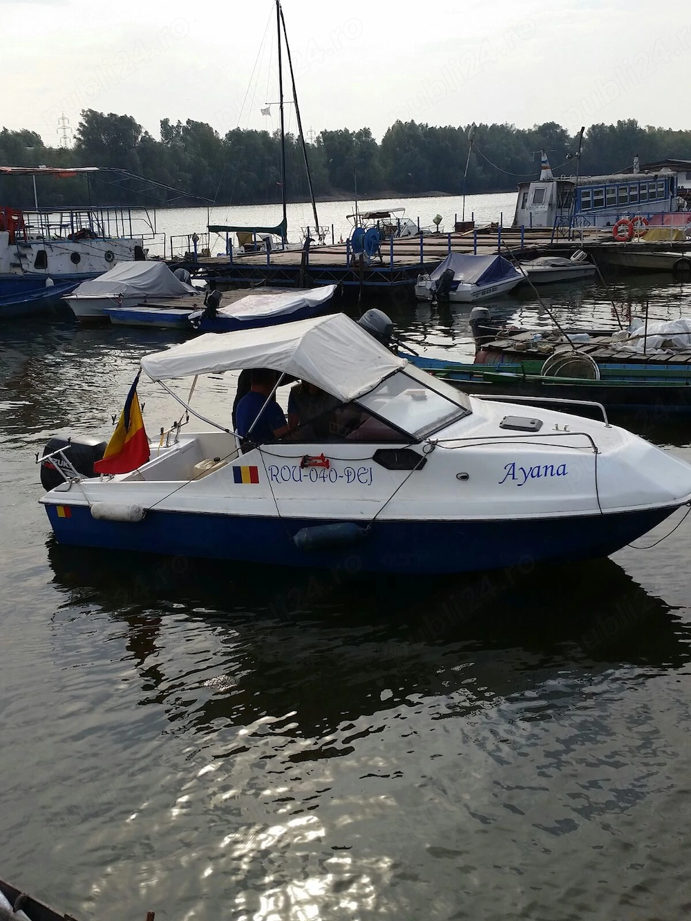 Barca cabinata cu motor SUZUKI 70 si peridoc