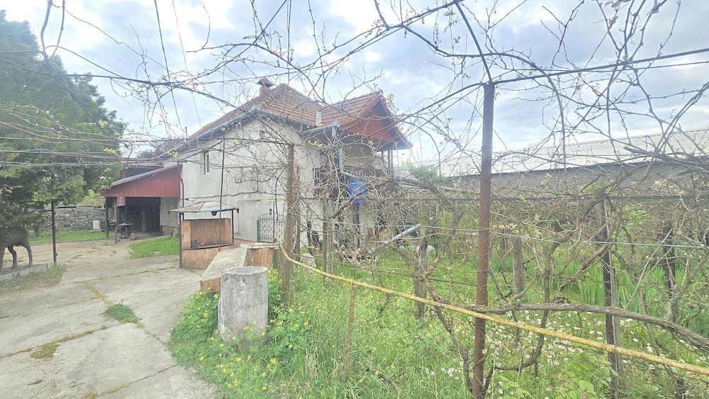 Vand casa in Deva, P+E + Garaj dublu separat cu intrare directa din strada, zona peste linia ferata,