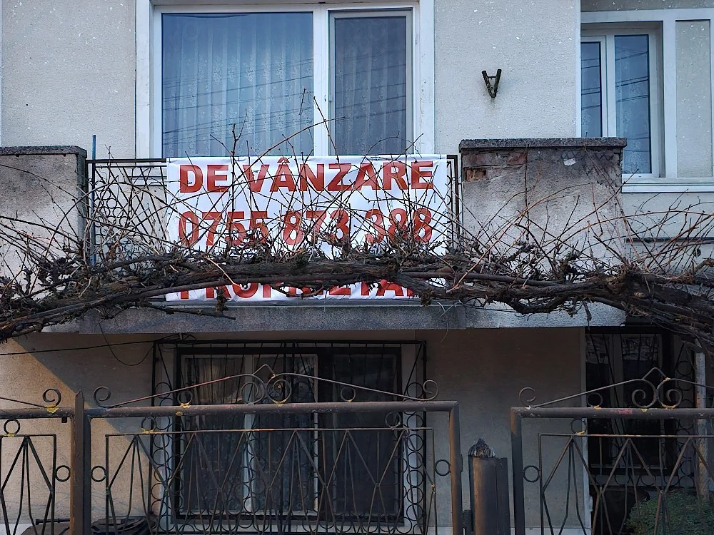 Vând casă, singur în curte, Andrei Mureșanu 