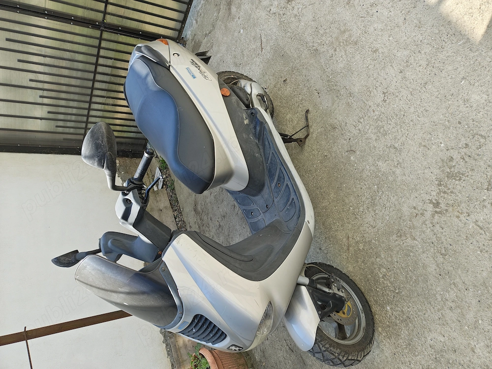 Vând scuter Peugeot Elyseo 