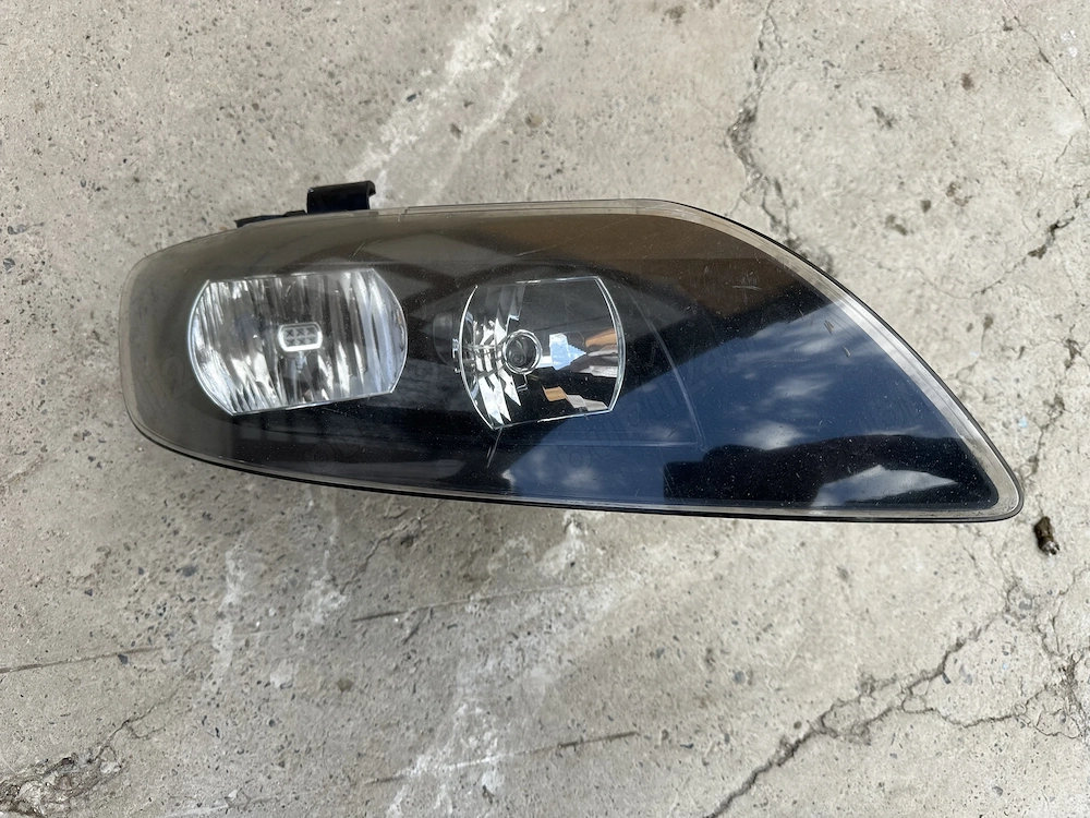 Vând faruri Audi Q7 2005-2010