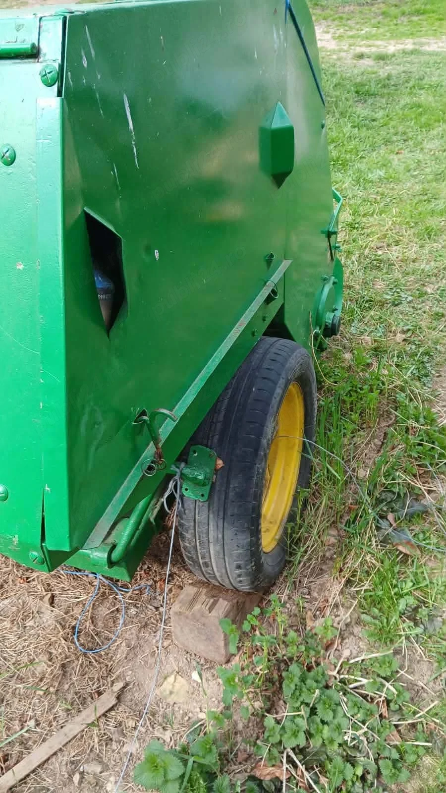 Vând balotieră cu motor