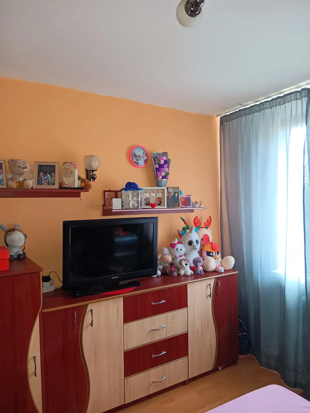 Vând apartament 3 camere decomandat. Etaj 3 din 4. Zona luminoasă și dimineața și seara. De văzut!