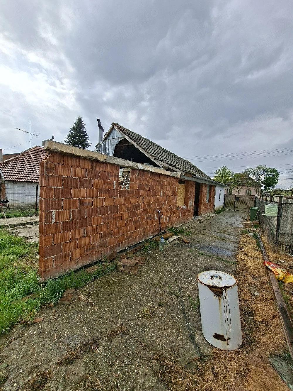 vand casa in cenad pe principala