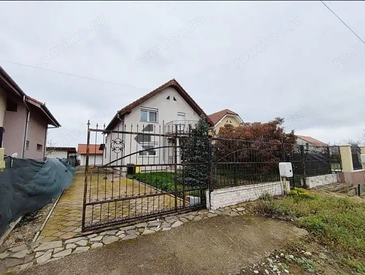 Casa cu 4 camere cu garaj si curte de 500 mp in Nojorid