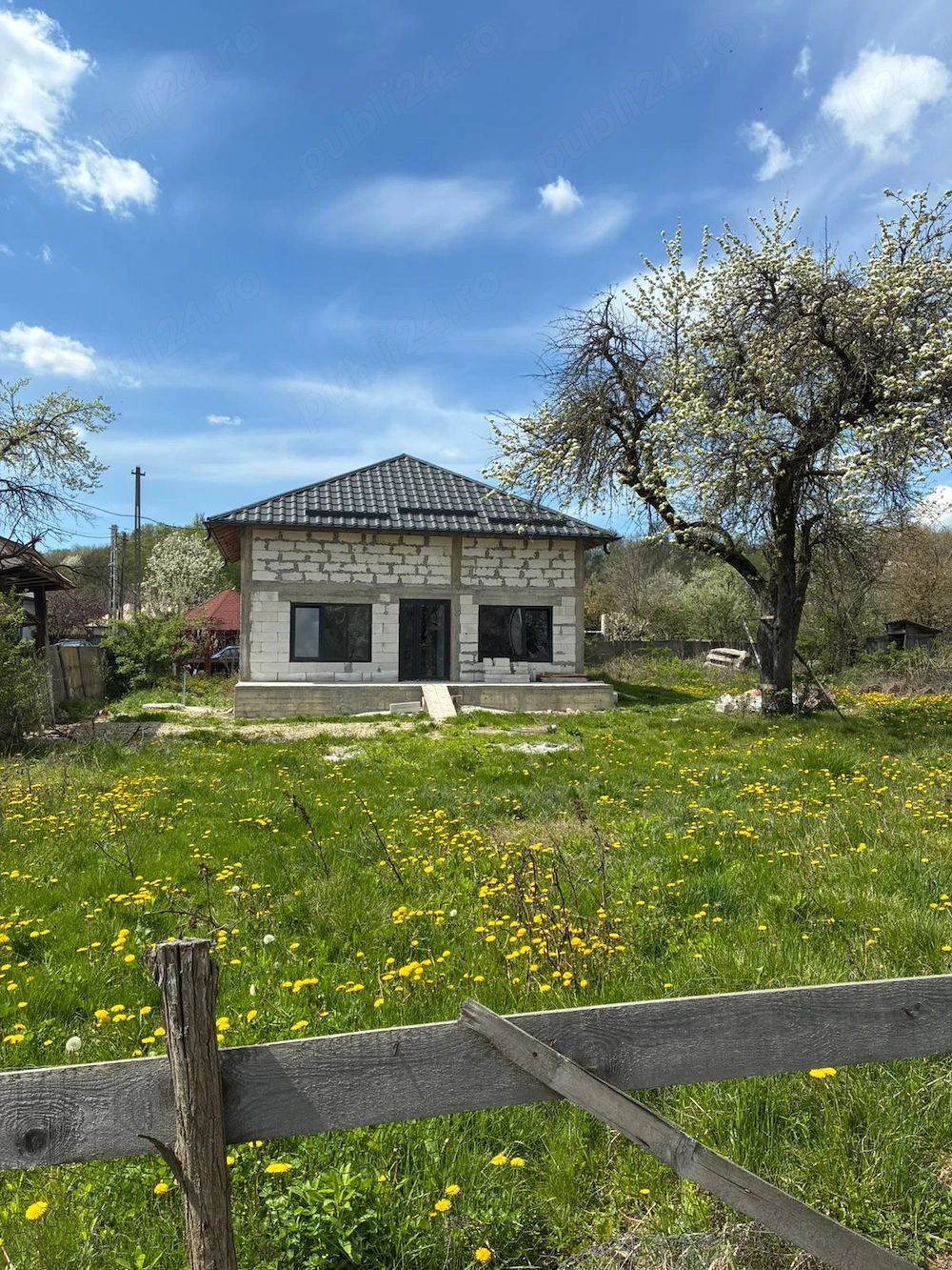 Casa nouă în zona de deal 