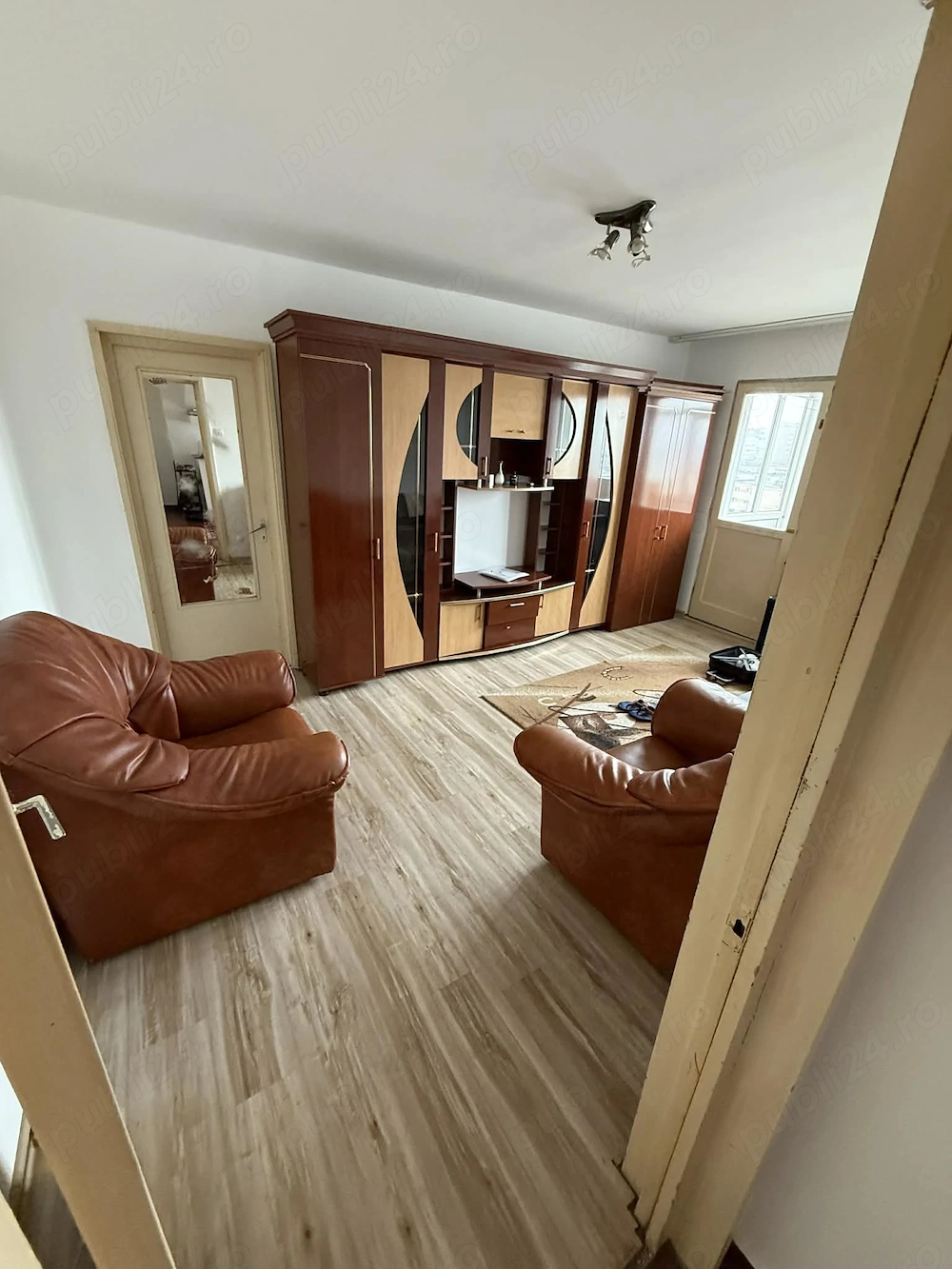 Vând apartament semidecomandat-Craiovita Nouă 