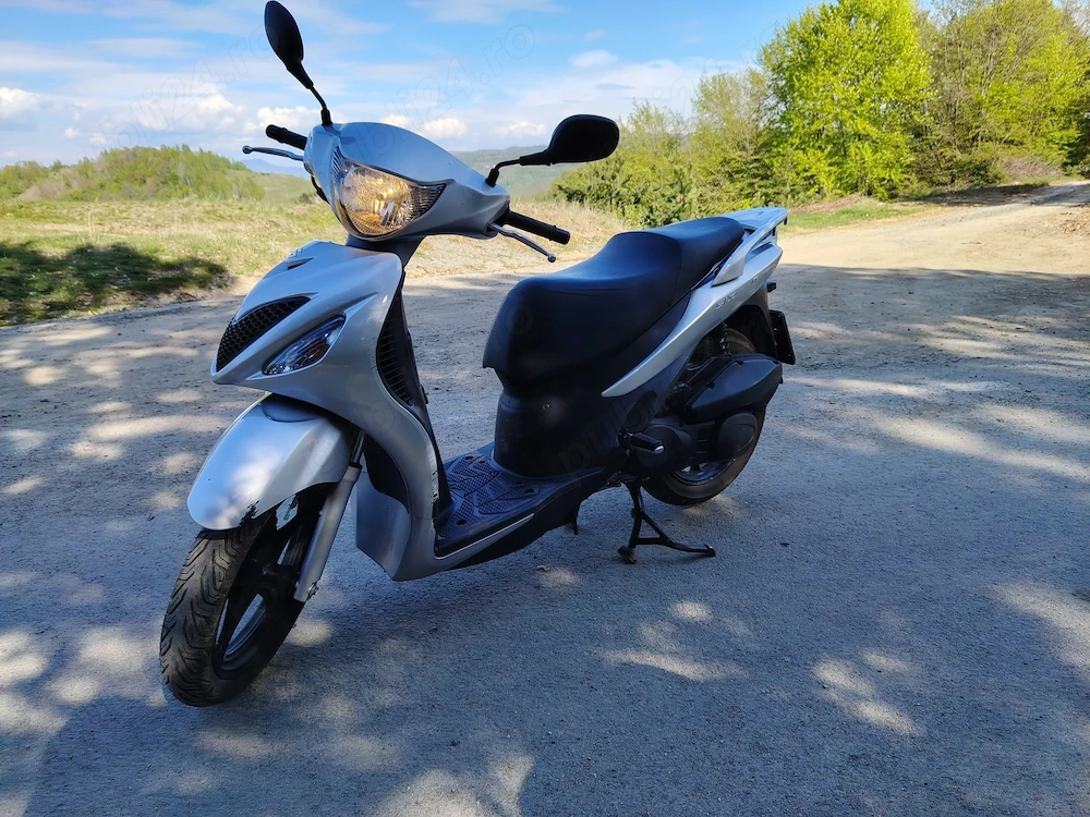 Vand Scuter Suzuki Sixteen 150cc