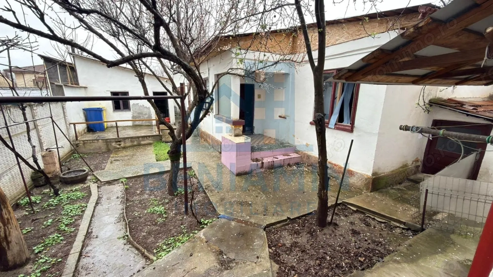 Vila-in-zona-Parcului-Nicolae-Romanescu-curte-mare-doua-constructii