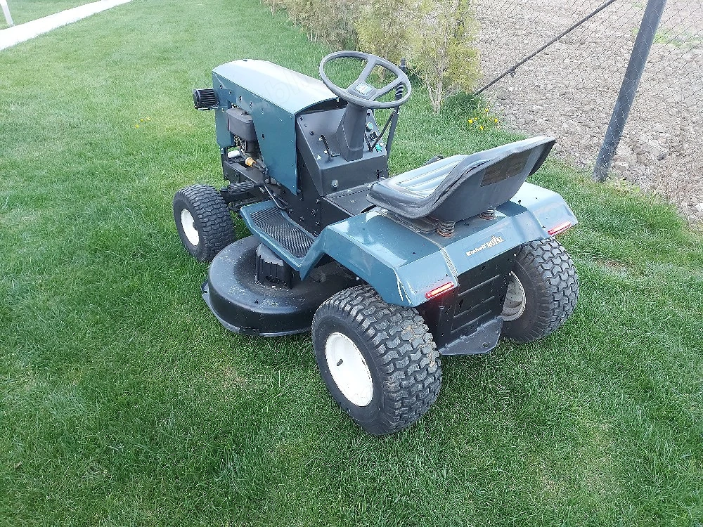 Tractoras tuns iarba gazon