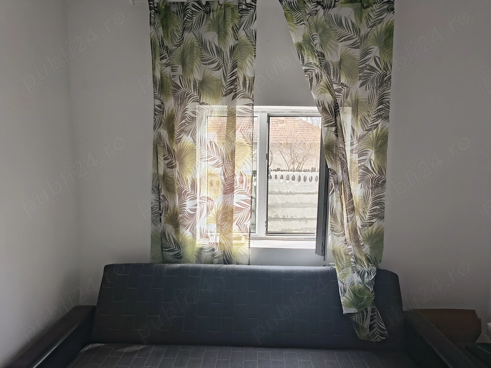 Vând casă la curte