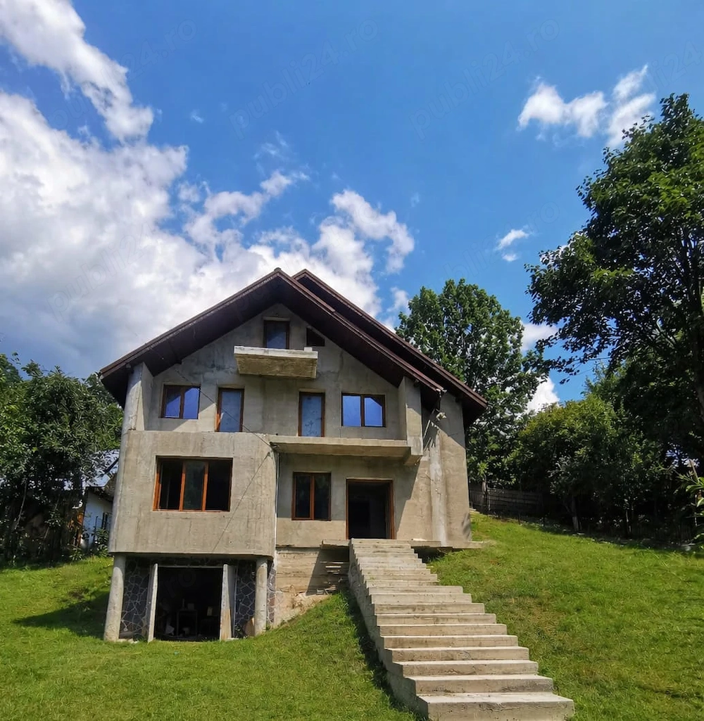 Casă de vânzare la munte, 5 camere, curte mare, garaj   jud. Neamț, aproape de Mănăstirea Pângărați