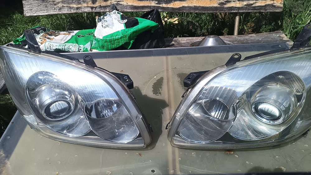 Faruri Toyota Avensis T25 cu Xenon