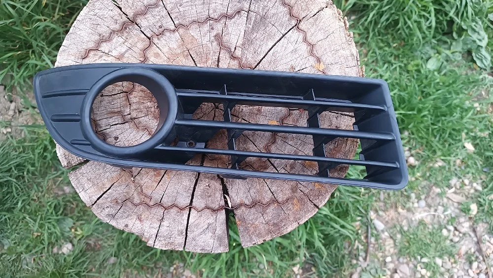 Grilă proiector ceață dreapta VW Polo 9N Facelift 