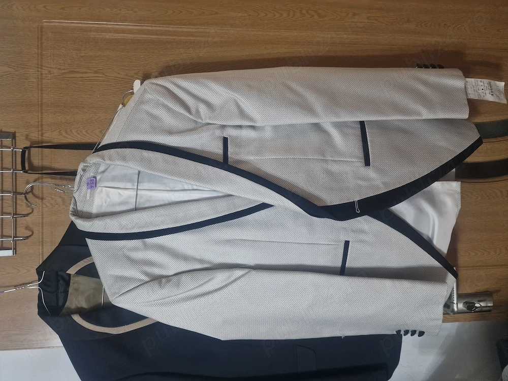 Vand doua costume barbat complte si cu lavaliera