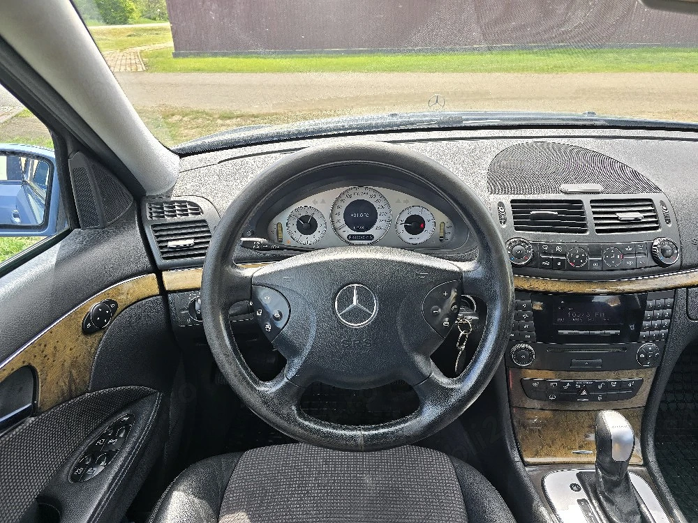 Mercedes Benz E220 