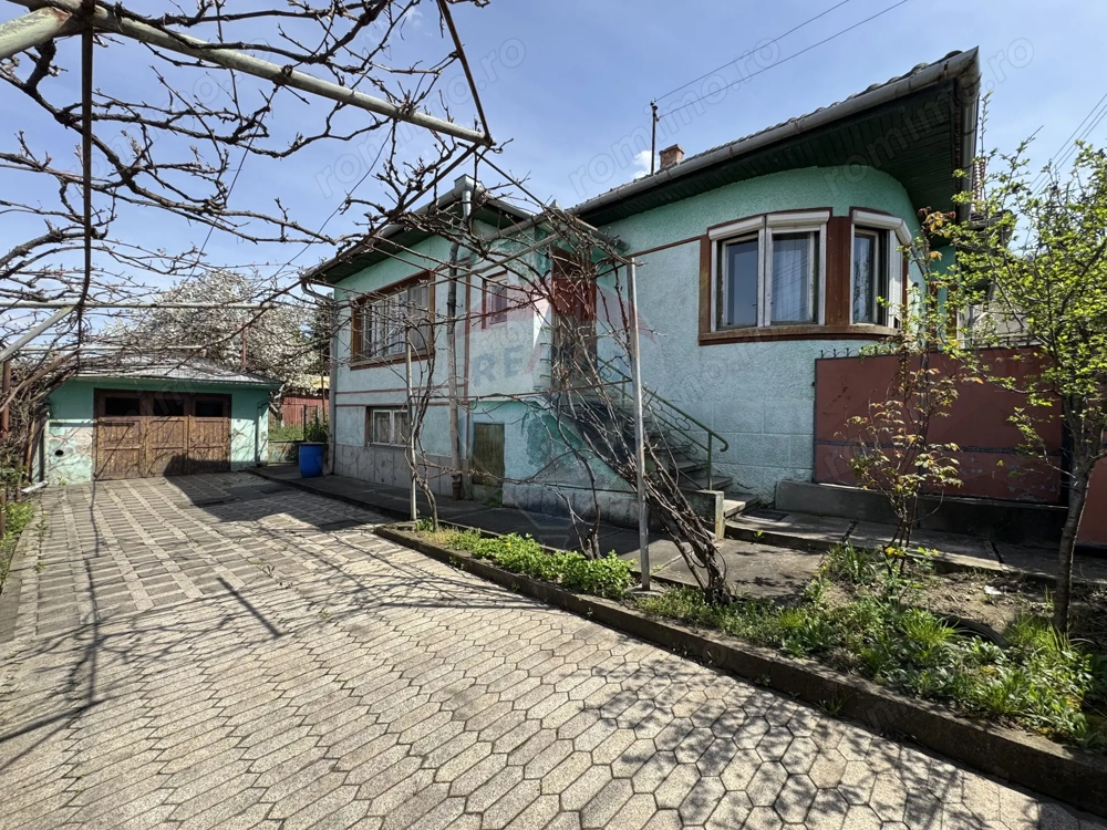 Casă deasupra Vilei Flora, curte dreaptă