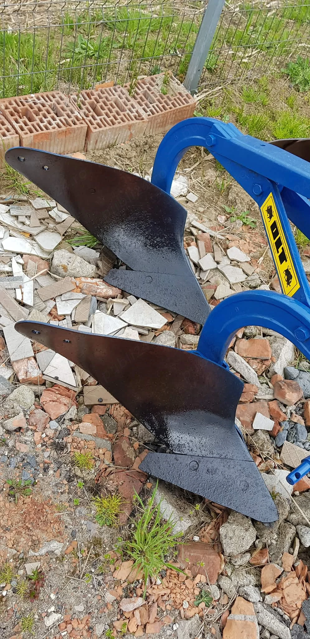 plug cu 2 brezde pentru tractor 45 cp