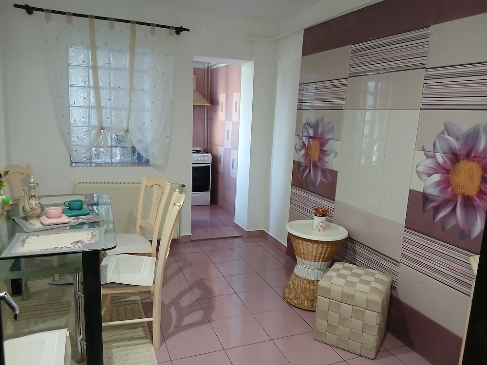 Vand apartament ultracentral, in Găesti, cu 4 camere decomandate, ( bucatarie, 2 bai si 2 balcoane).