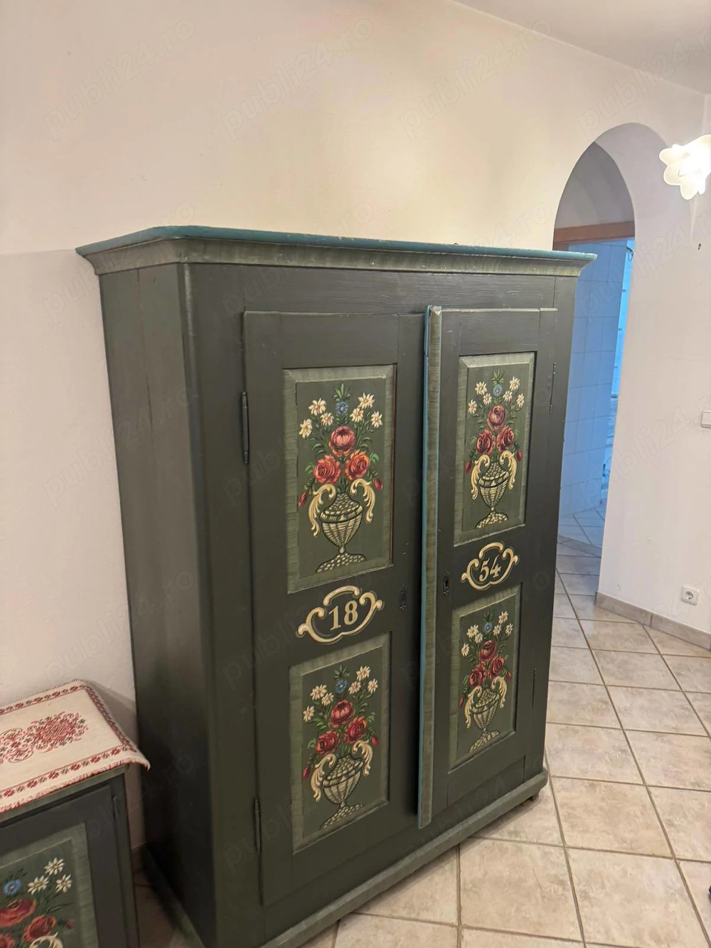 Set mobilier pictat vechi