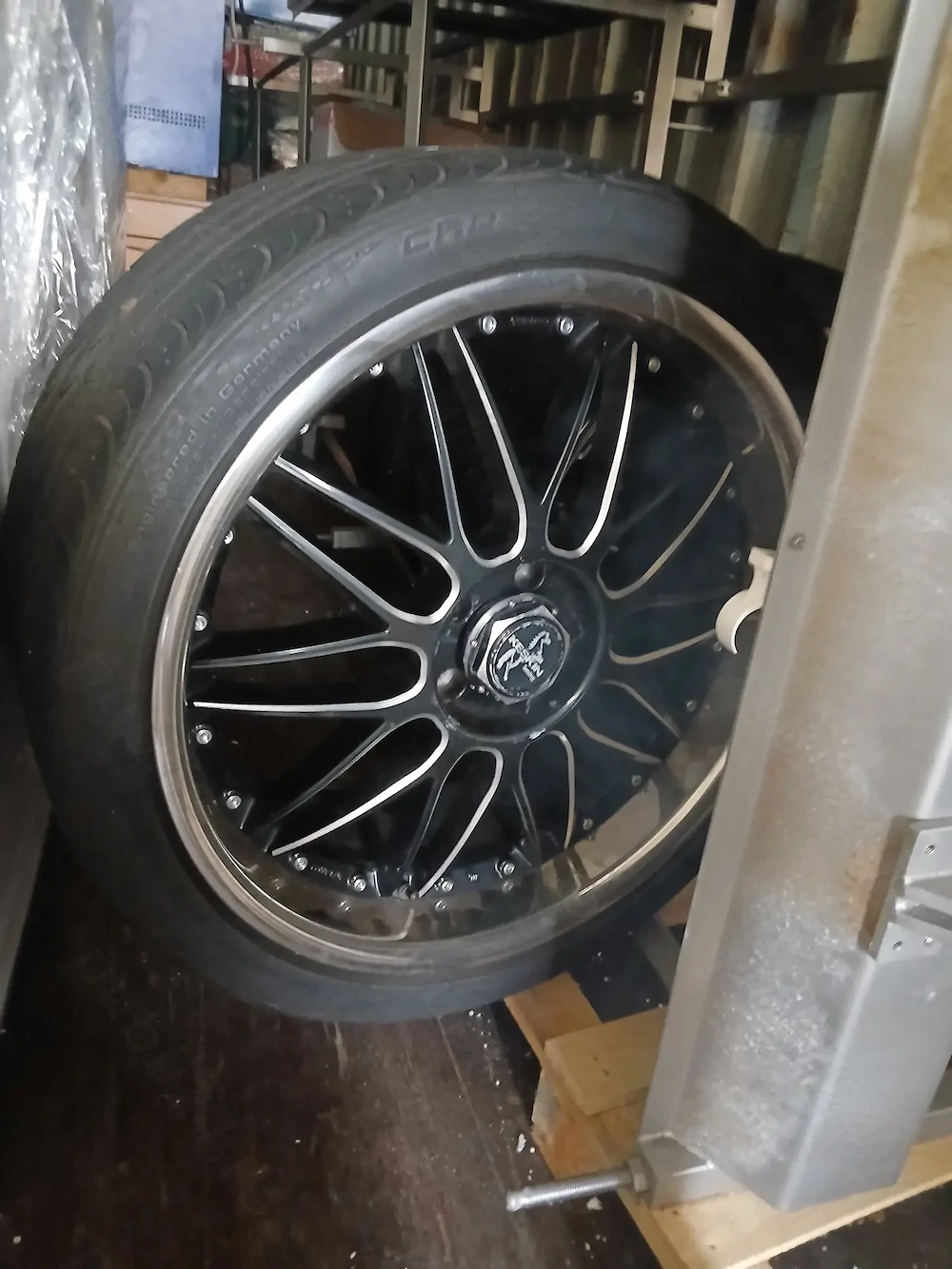 Vând jante cu cauciucuri 295/30/R22