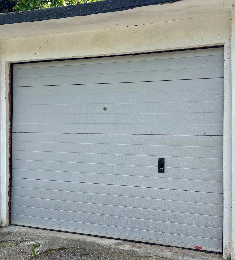 Poarta garaj culisanta, folosita, in stare de functionare