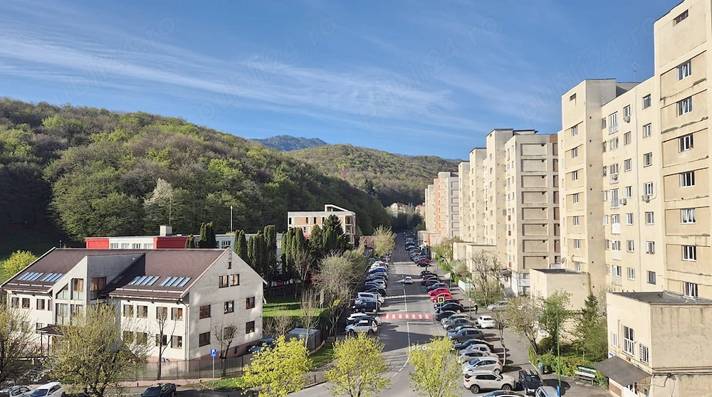 Racadau, locuinta cu 3 camere, bloc vila la poalele padurii.