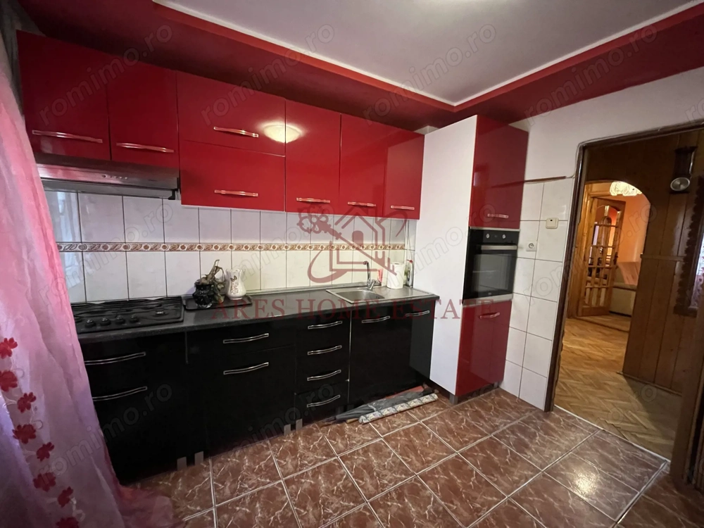 3 camere | 2 bai |  bucatarie inchisa | Etaj 2 | Centrala proprie