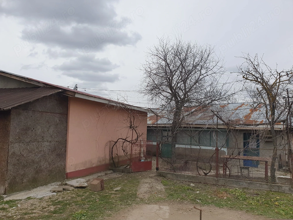 Vând casă bătrânească