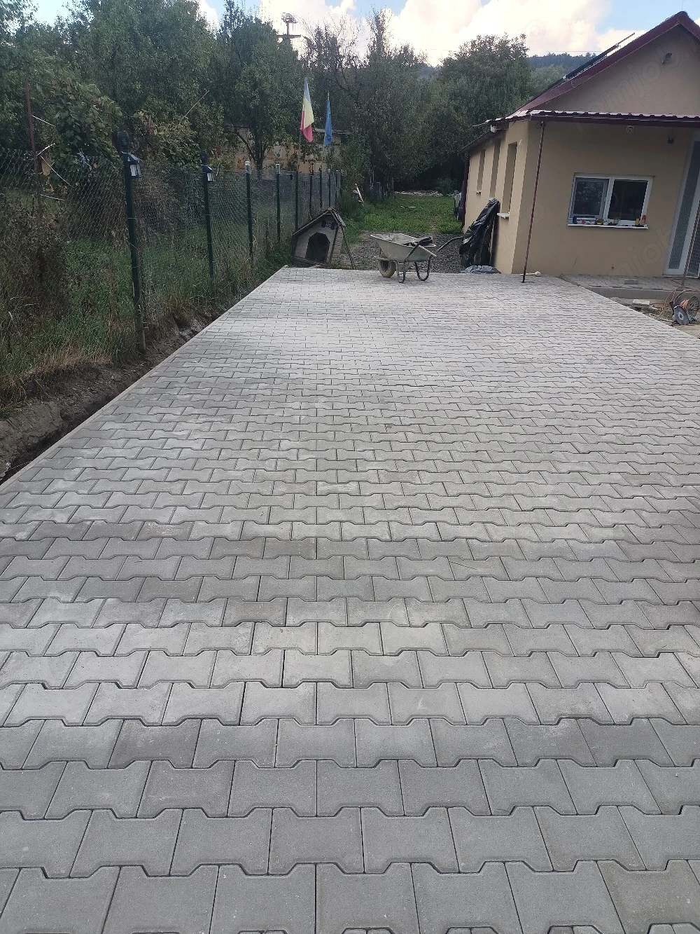 executam lucrări de pavaje  curți, trotuare, parcări 
