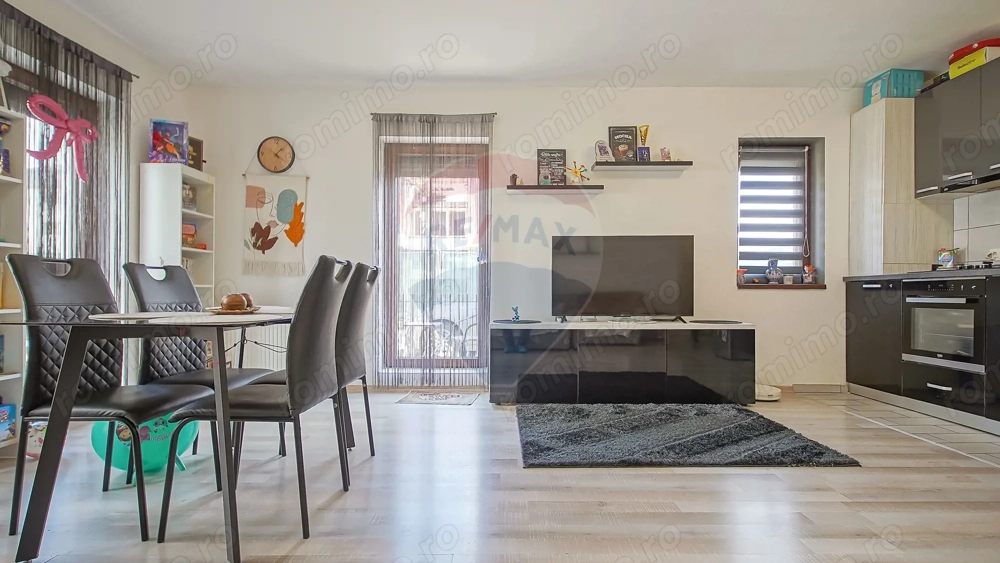 Apartament cu 3 camere de vânzare în zona Tractorul