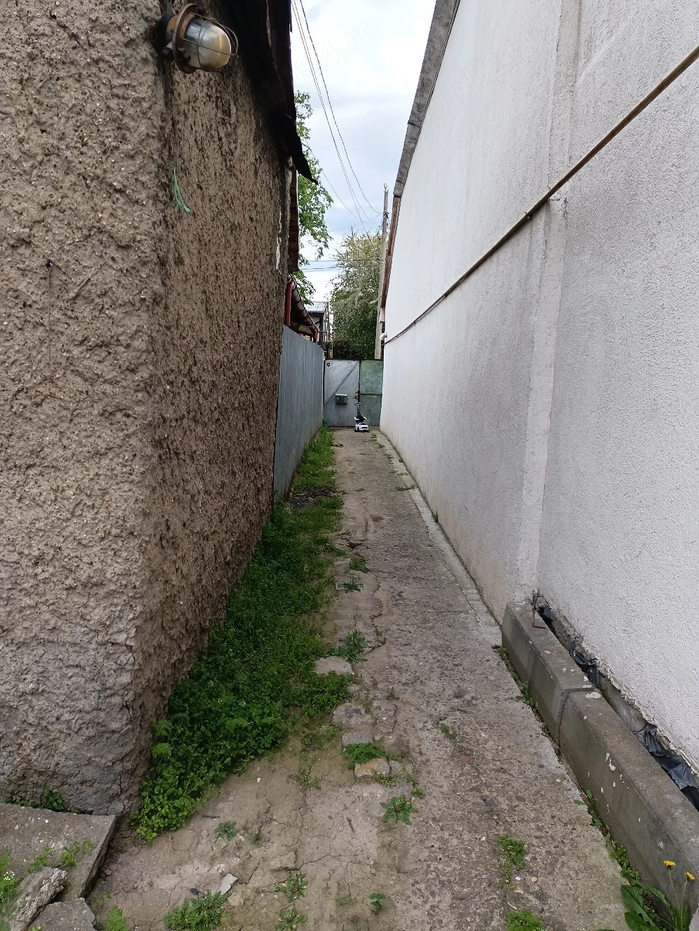 vând casă bătrânească 