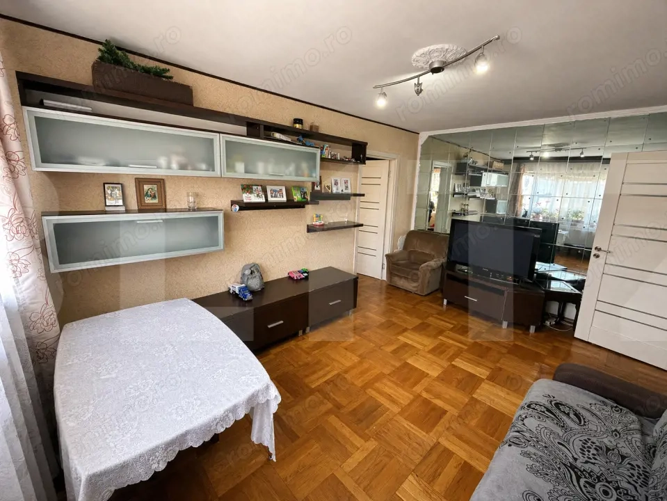 Apartament 3camere, Balcon , etaj 3 , parcare 