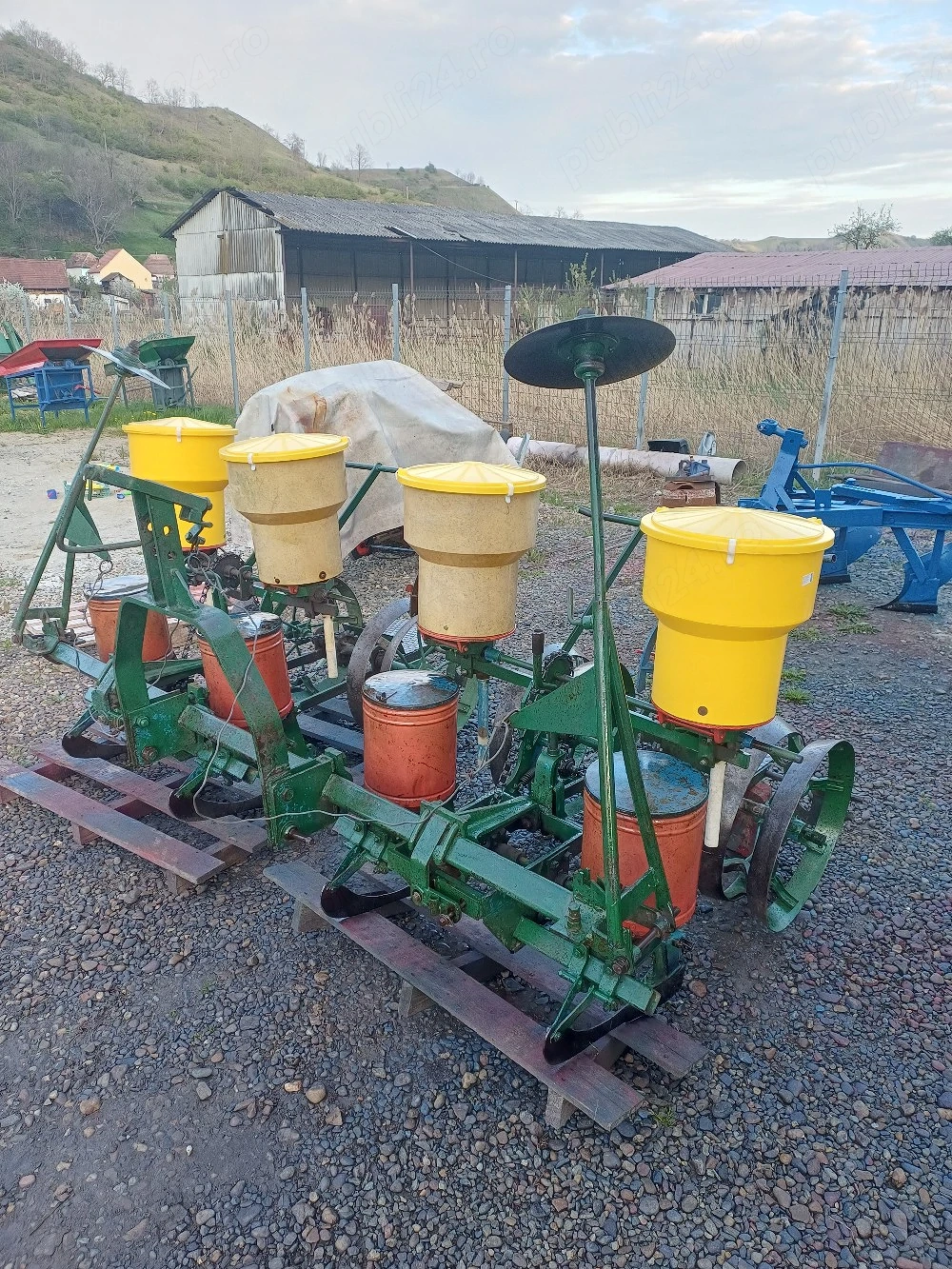 semanatoare de porumb cu 4 randuri cu fertilizare