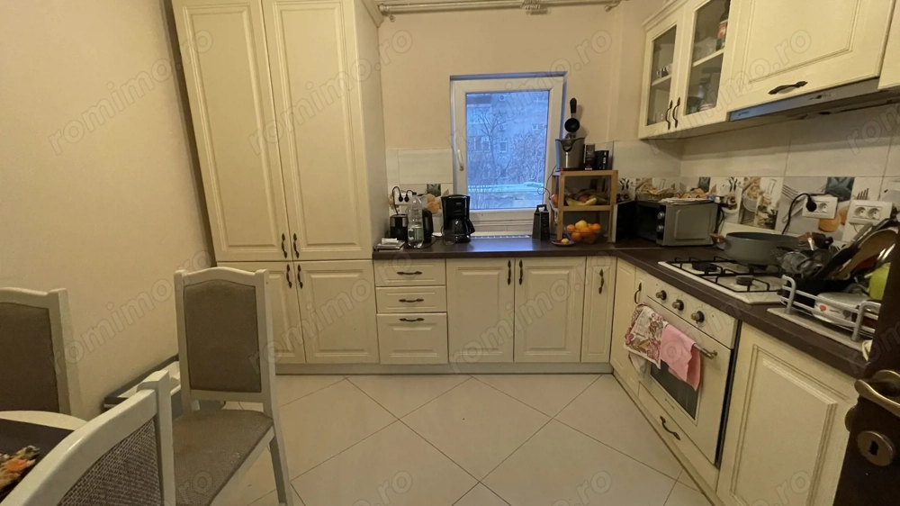 Apartament 4 camere,etaj 1,zona Bucovina