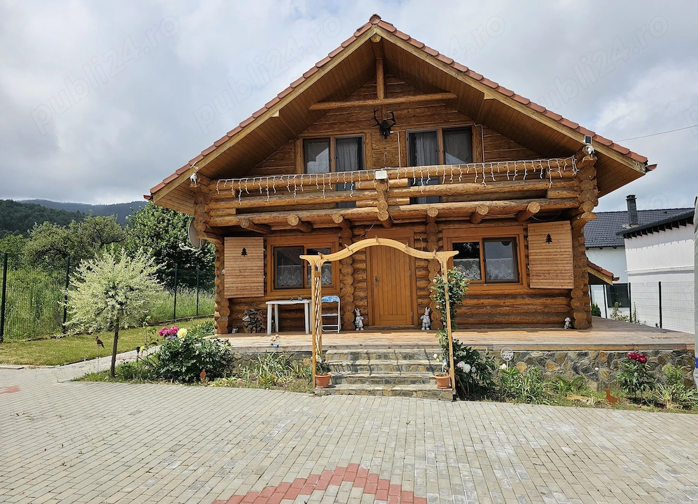 Casă din bușteni cu teren mare