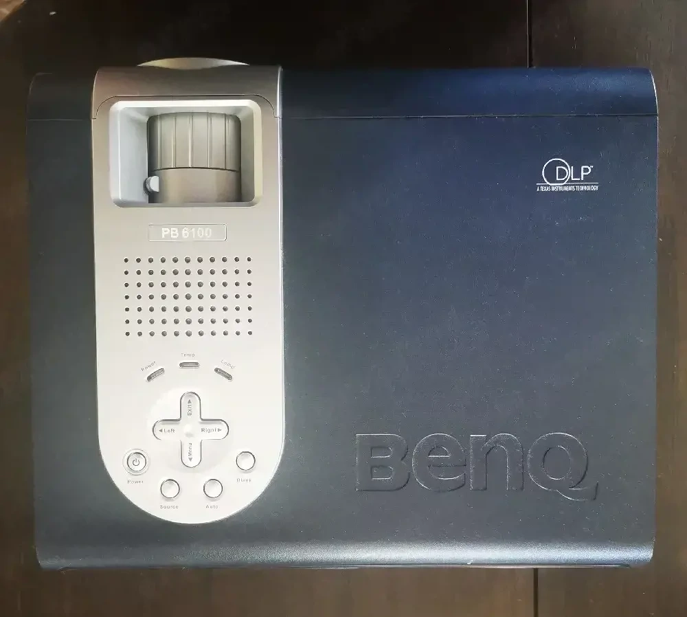 Vând videoproiector BENQ PB 6100 cu ecran de proiecție, mobil