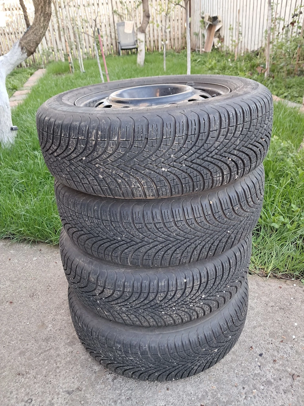 Vand jante cu anvelope  iarna Debica  195 65 R15 91 H si tavita portbagaj pentru KIA Ceed 