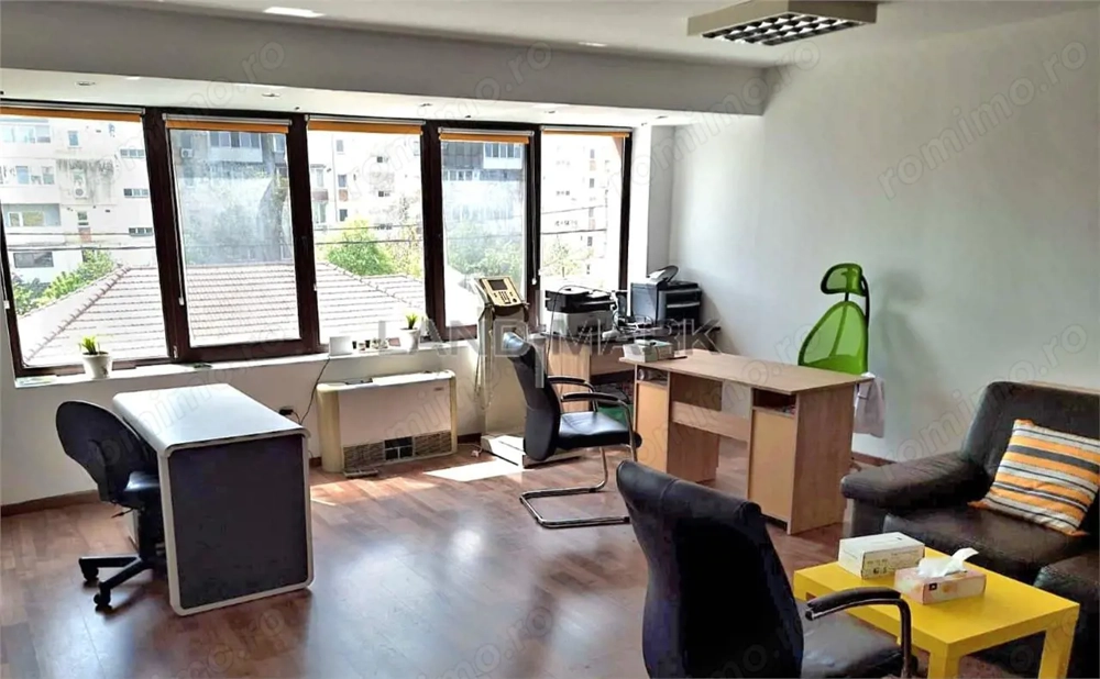 Birou de inchiriat, 30 mp,  cladire comerciala, Zona Lipovei