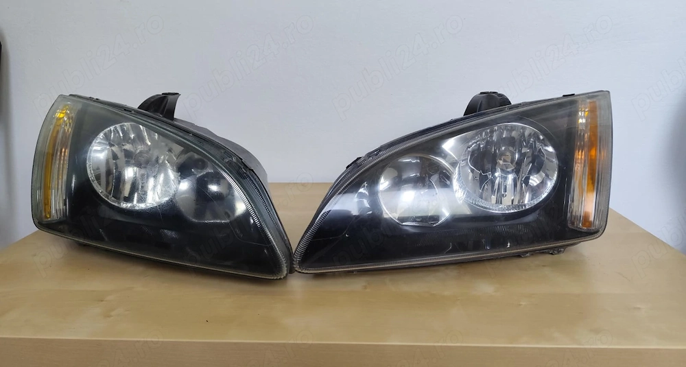 Set faruri Ford Focus 2 fundal negru 