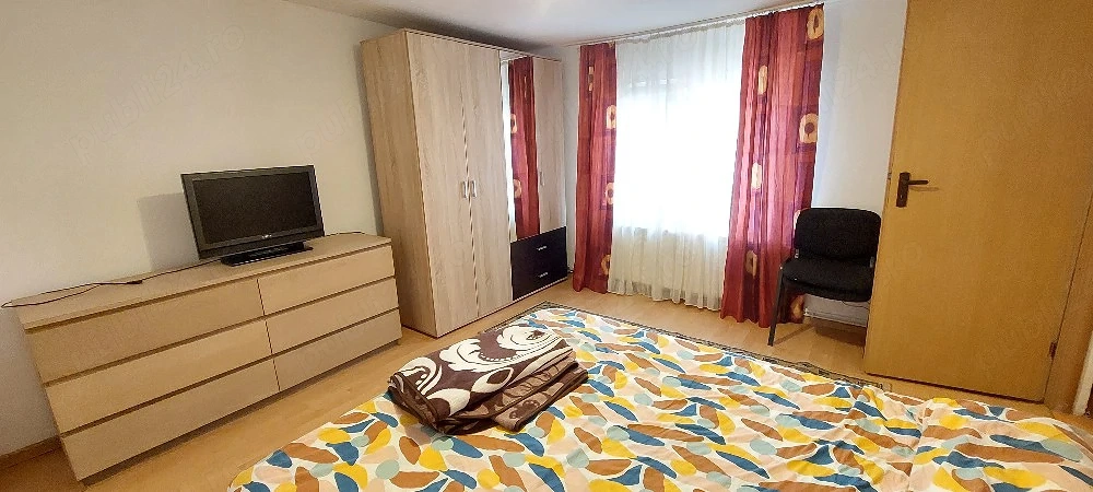 Garsoniera de închiriat la curte