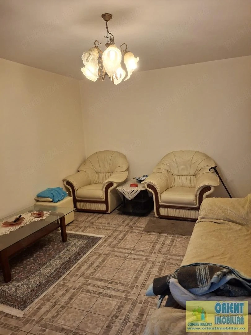 FAR, de vanzare 3 camere, decomandat, etaj 1, gaze