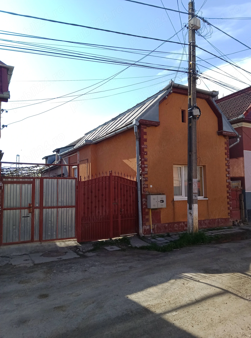Vând casă familială compusa din 3 camere 