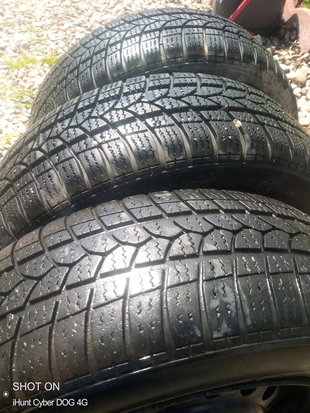 Trei cauciucuri patru genti de vinzare