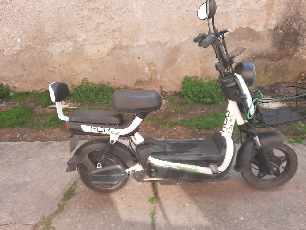 Vând scuter în garanție 