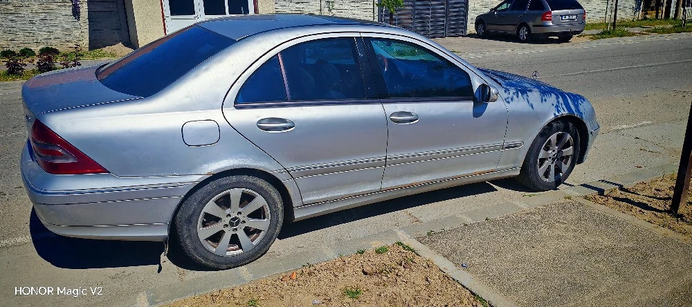 Vând Mercedes c220