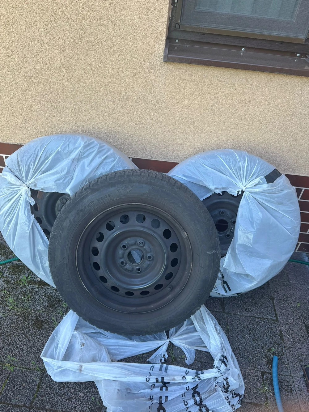 Roți iarnă (jante tablă + cauciucuri) 3 bucăți - R16 95 H